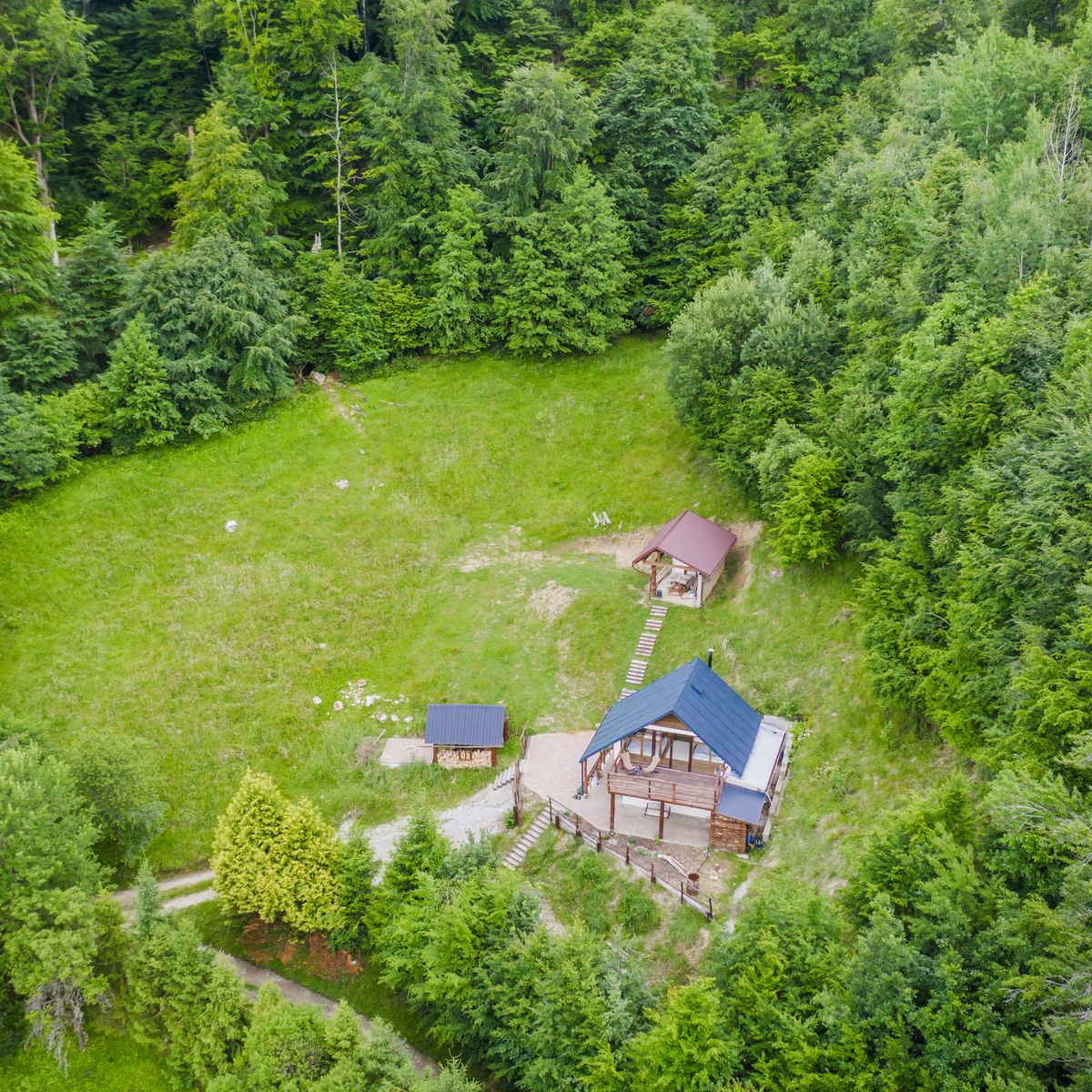 Chata obklopená lesom – letecký záber