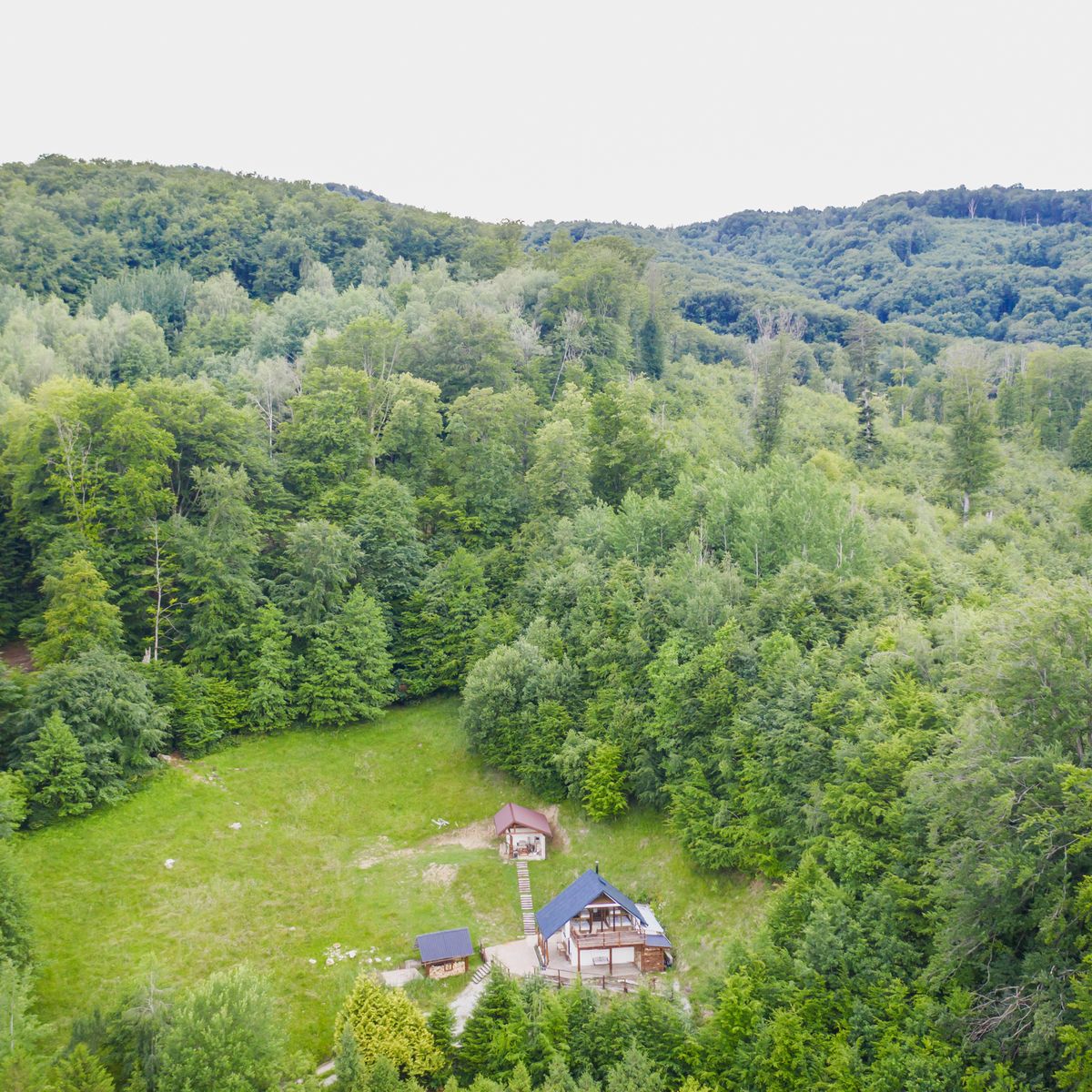 Panoráma hôr a lesov v okolí chaty