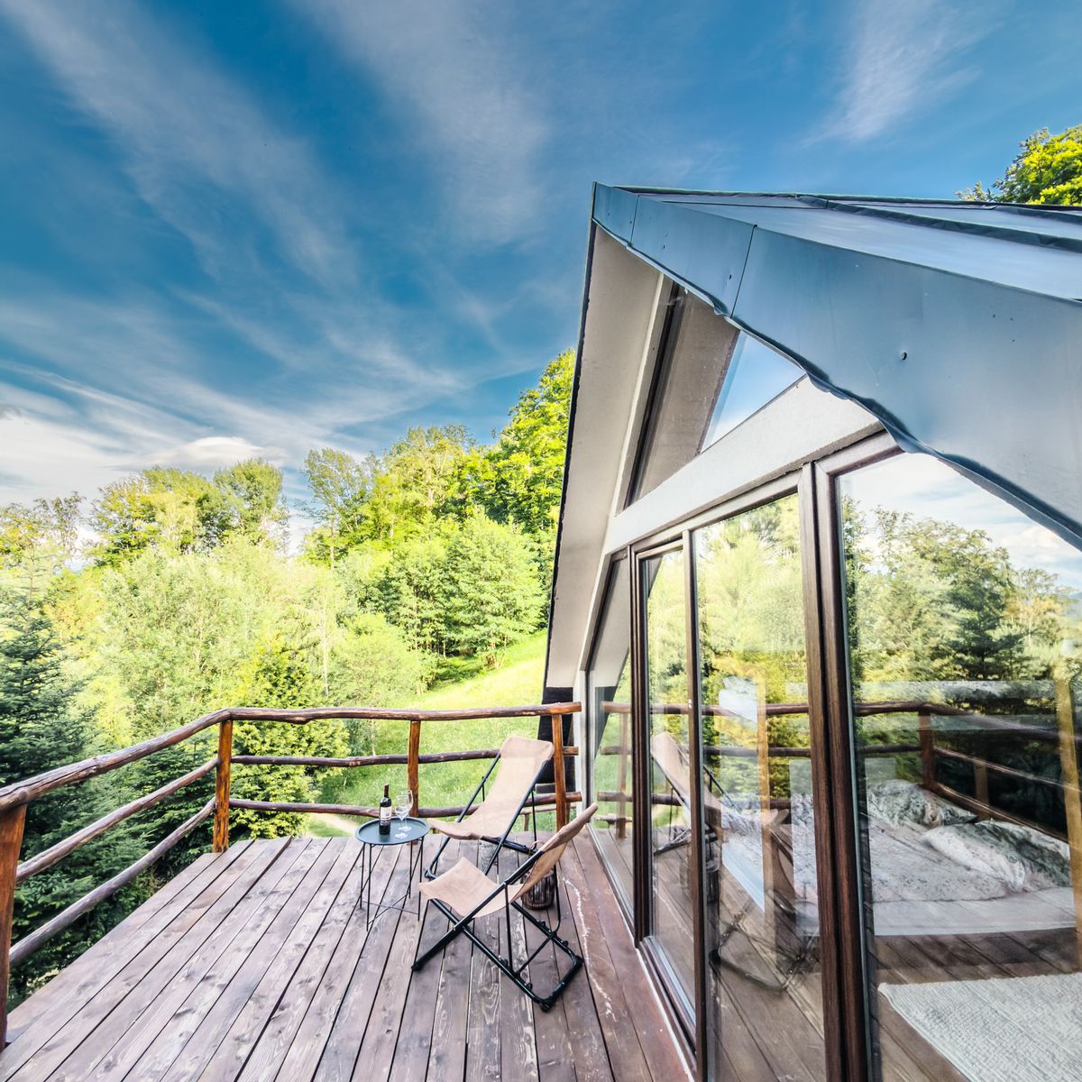 Terasa s posedením a panorámou Muránskej planiny