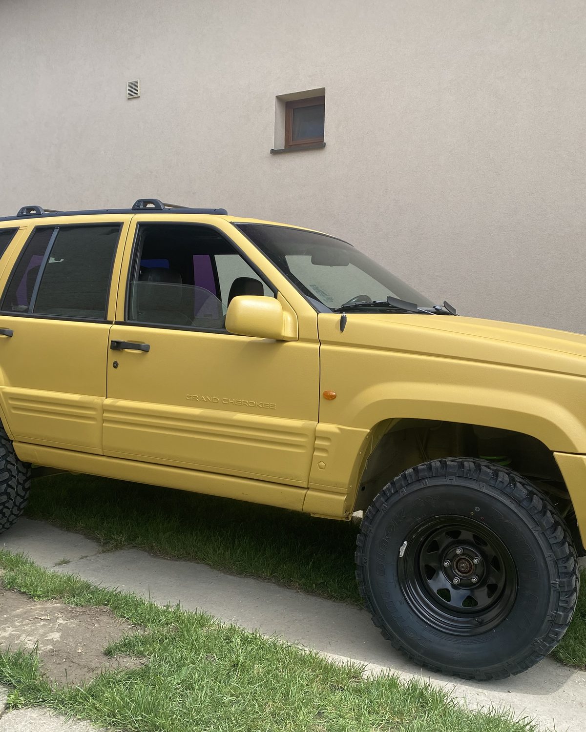 Terénne 4×4 vozidlo na prevoz hostí na chatu pri zlom počasí